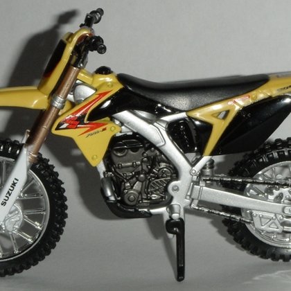 2005 Suzuki RM-Z450 (Maisto)