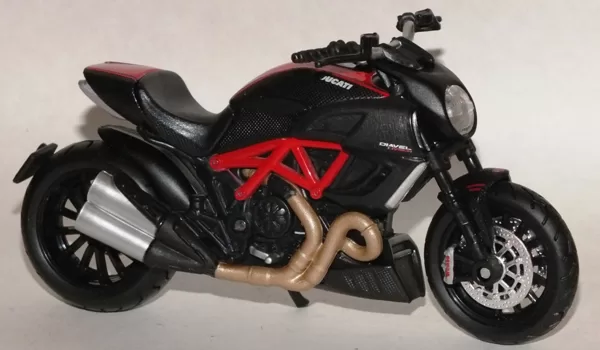 2010 Ducati Diavel (Maisto)